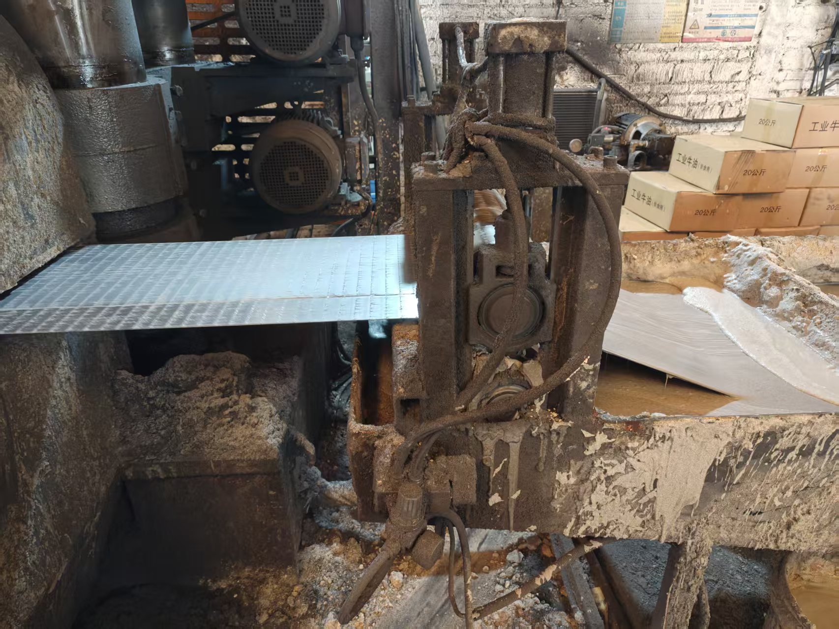 Steel strip polishing